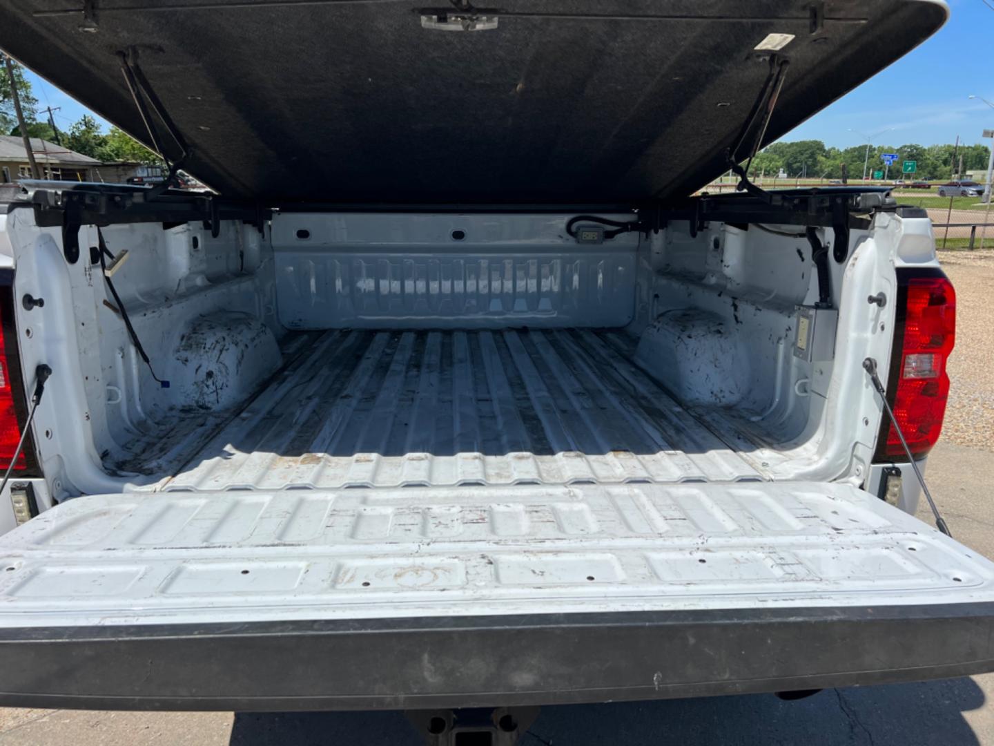 2017 White /Gray Chevrolet Silverado 2500HD W/T (1GC2KUEG4HZ) with an 6.0 V8 engine, Automatic transmission, located at 4520 Airline Hwy, Baton Rouge, LA, 70805, (225) 357-1497, 30.509325, -91.145432 - 2017 Chevrolet Silverado 2500HD Double Cab 4X4 6.0 V8 Gas, 138K Miles, Power Windows, Locks & Mirrors, Cold A/C, Tow Pkg, ARE Bed Cover, Good Tires. FOR INFO PLEASE CONTACT JEFF AT 225 357-1497 CHECK OUT OUR A+ RATING WITH THE BETTER BUSINESS BUREAU WE HAVE BEEN A FAMILY OWNED AND OPERATED BUSINESS - Photo#8